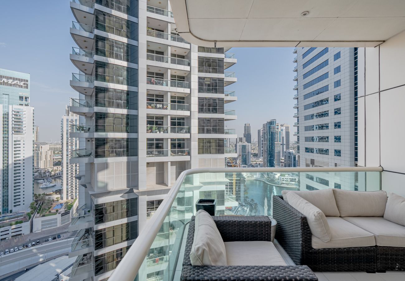 Apartment in Dubai - Pool, Marina and Sea View | Spacious Balcony